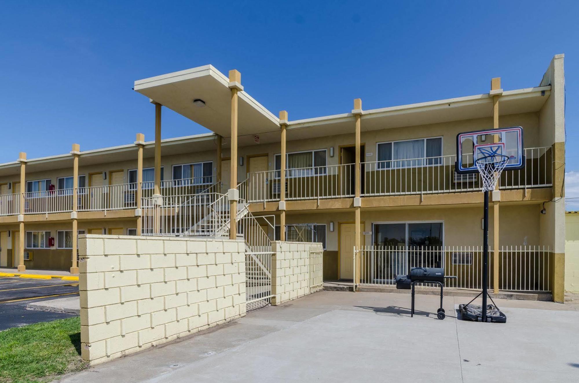 Executive Inn Dodge City, Ks Exterior photo